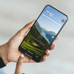 Jemand hält ein Handy mit der MobileBanking App in der Hand