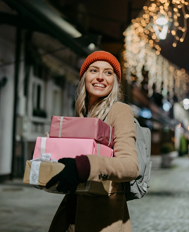 Frau hält verpackte Geschenke in den Händen