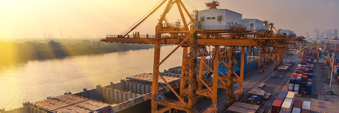 Containerhafen in der untergehenden Sonne