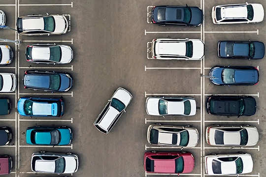Autos auf einem Parkplatz von oben