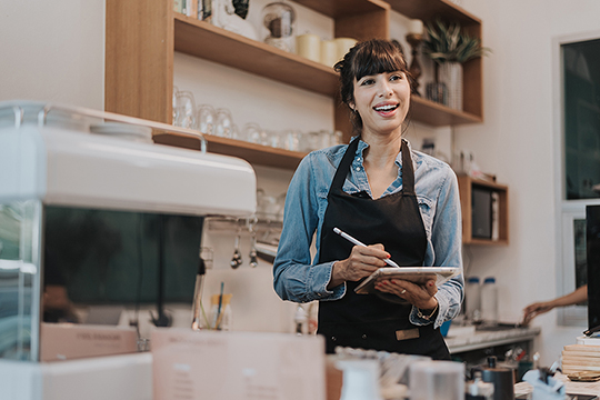 eine Frau in ihrem Cafe