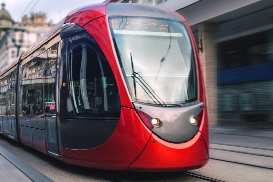 Eine rote Straßenbahn