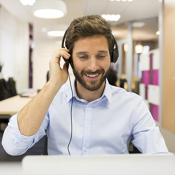 Mann trägt ein Headset und lächelt