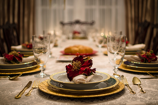 Elegant gedeckter Tisch mit goldenem Porzellan