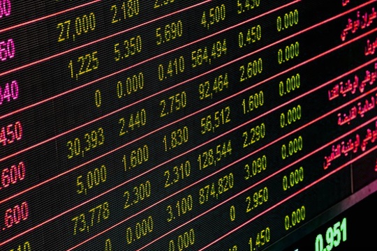 schwarzer Computerbildschirm mit gelben Zahlen darauf