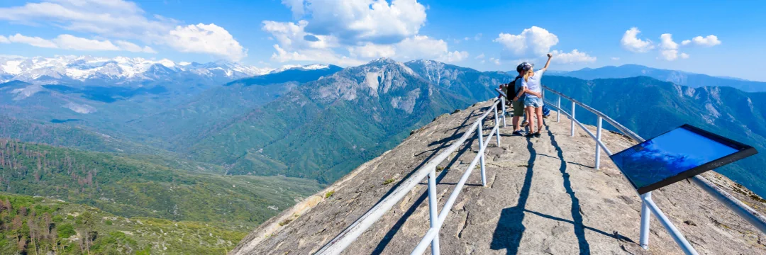 Ein Aussichtspunkt am Berg