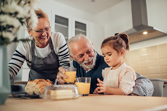 Eine Familie beim Frühstückstisch