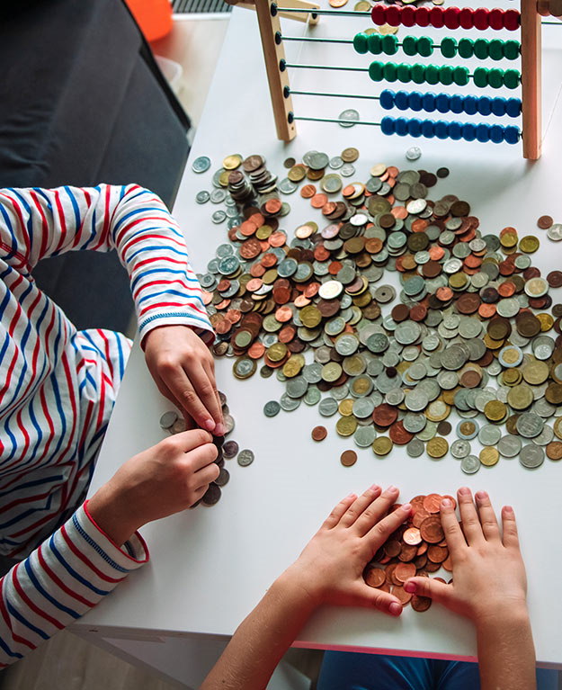 Kinder sortieren Münzen