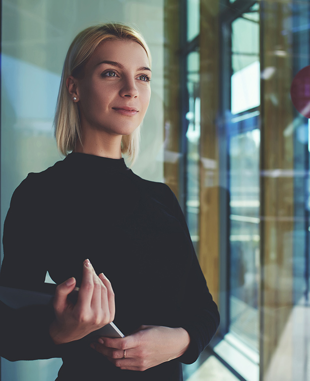 Eine junge Businessfrau hält ein Tablet in der Hand