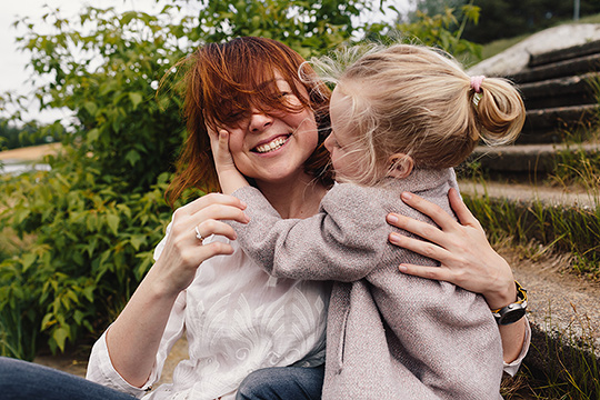 Eine Mutter mit ihrem Kind in der Natur
