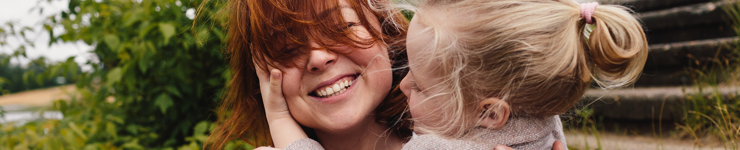 Eine Mutter mit ihrer Tochter im Grünen